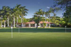 Im Guaruja Golfclub ist das putting green beim Clubhaus.