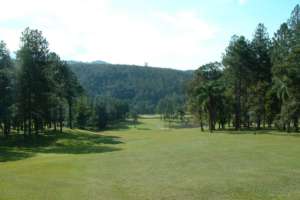 Der Aruja PL Golfclub mit seinem 27 Loch Golfplatz.