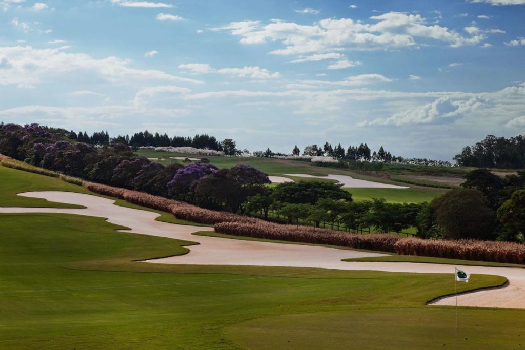 Fairway und Bunker am Randall Thompson Golfplatz im Fazenda Boa Vista Golfclub.