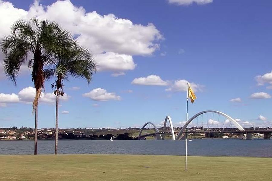 Blick vom Golfplatz vom Brasilia Golfclub auf die grüne Brücke.