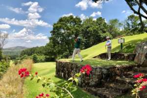Teeshot am Golfplatz vom Fazenda Guariroba Golfclub bei Campinas.