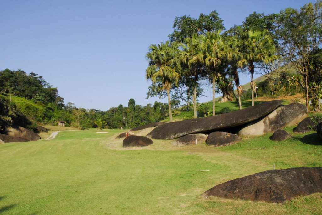 Palmen am Golfplatz vom Frade Golfclub in Angra dos Reis.