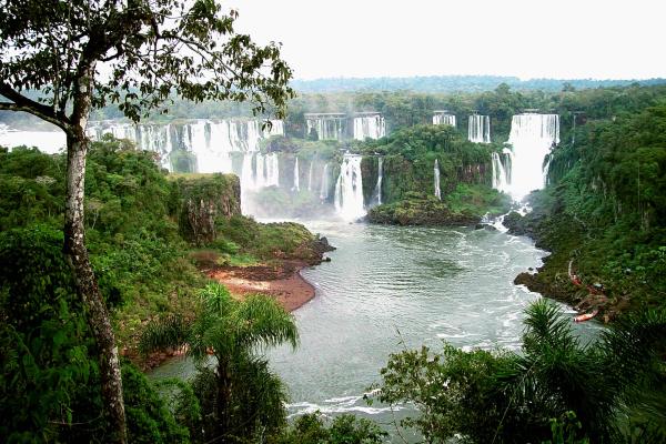 Sicht von der Brasilianischen Seite auf die Iguassu Wasserfälle