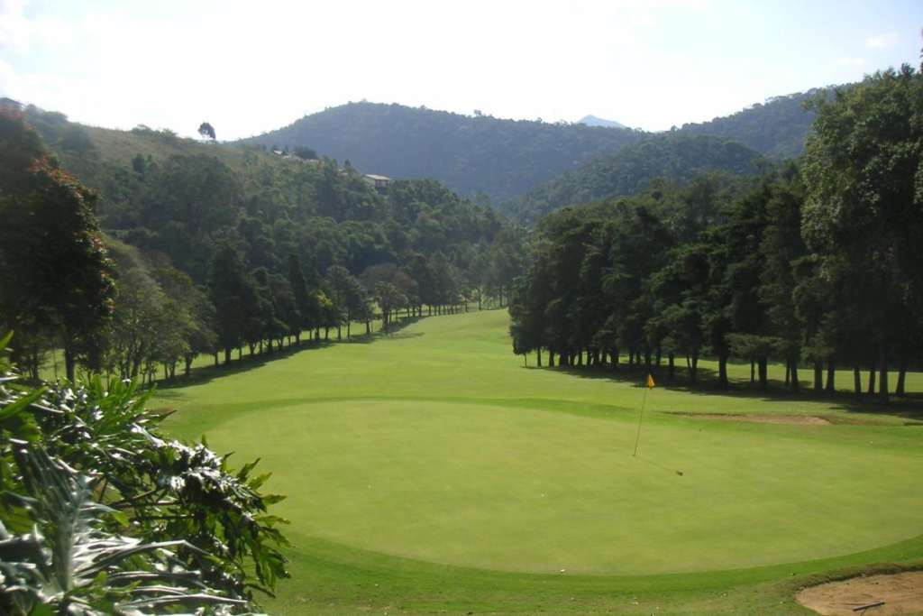 Green vom Golfplatz vom Petropolis Golfclub im Bundesstaat Rio de Janeiro.
