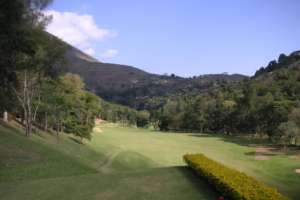 Bergblick vom Golfplatz vom Petropolis Golfclub im Bundesstaat Rio de Janeiro.