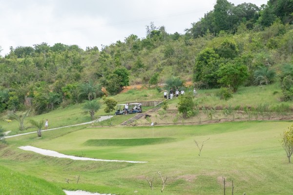 Golfcarts am Golfplatz vom Tatuamunha Golfclub im Bundesstaat Alagoas.